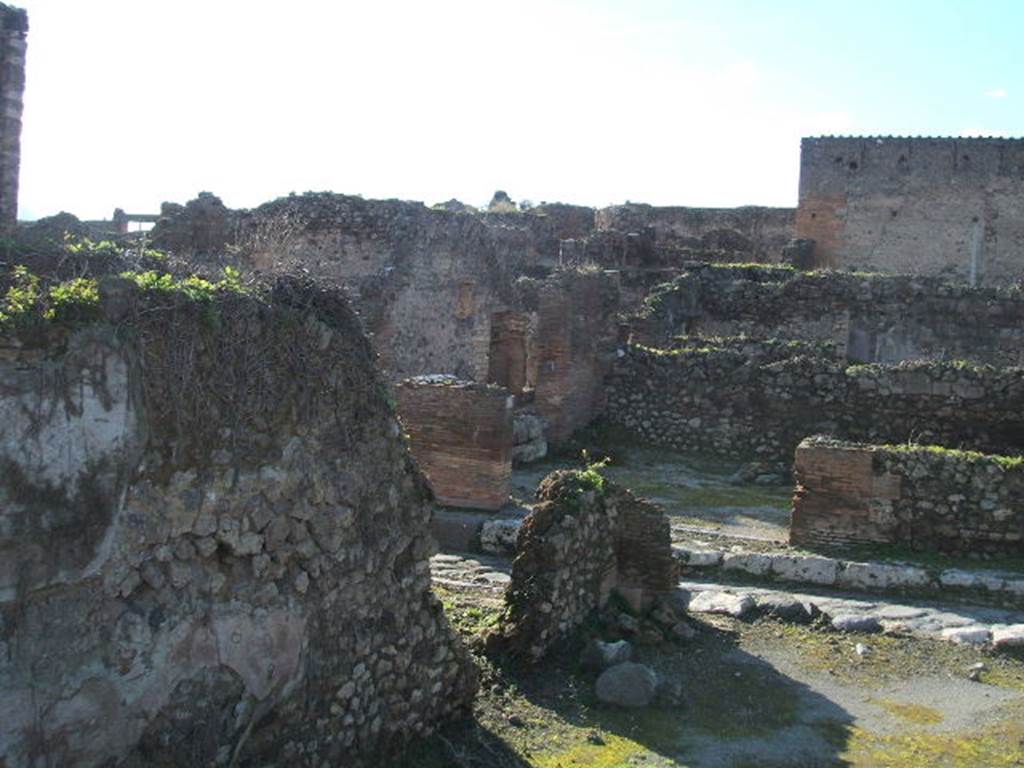 VII.9.36 Pompeii. December 2004. Photo taken looking west from VII.12.35