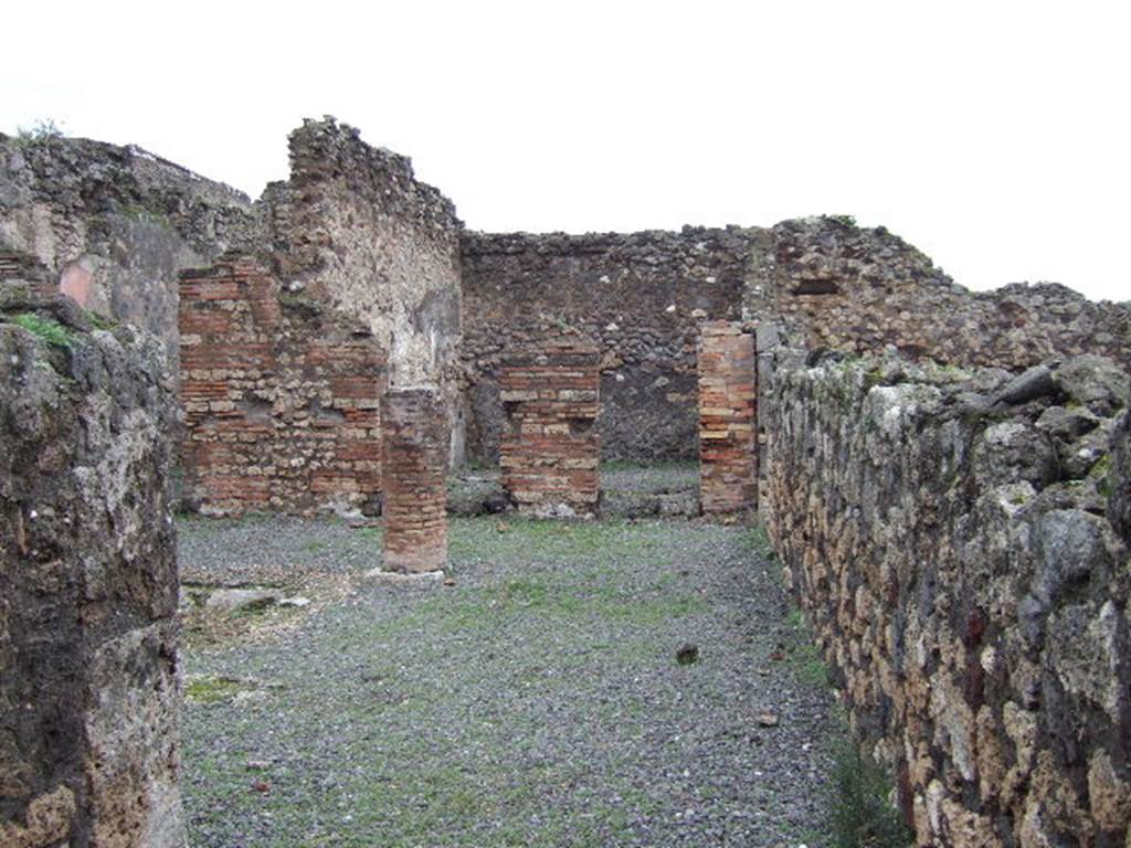 VII.9.38 Pompeii. December 2005. Looking north across atrium, from entrance corridor. 