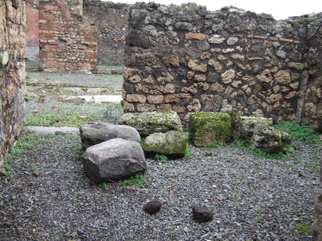 VII.9.39 Pompeii. December 2005. Looking north through doorway into atrium of VII.9.38.  

