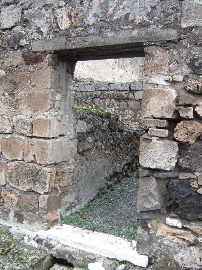 VII.9.40 Pompeii. December 2005. Entrance doorway. 