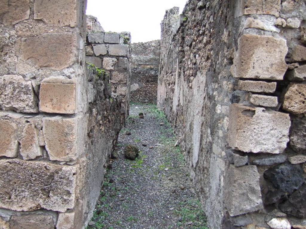 VII.9.40 Pompeii. December 2005. Looking north along corridor leading to atrium.  