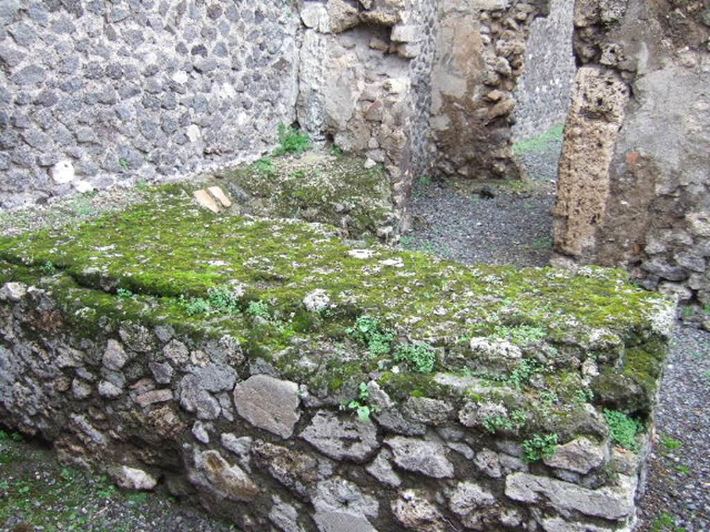 VII.9.41 Pompeii. December 2005. Looking north across podium on west side of workshop. 