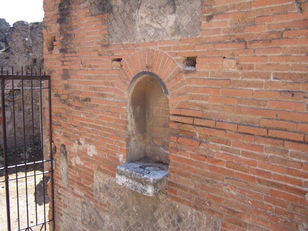 VII.9.42 Pompeii. September 2005. Street altar in west wall of south entrance of Macellum 