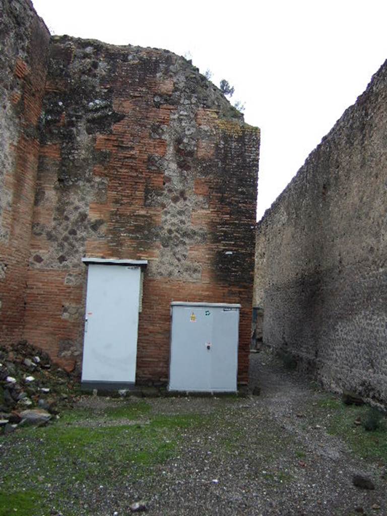 VII.9.43 Pompeii. December 2005. Looking west from entrance doorway.