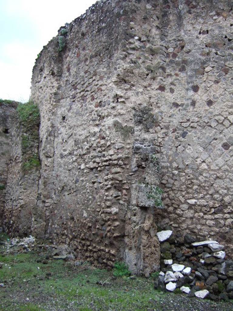 VII.9.43 Pompeii. December 2005. Rear of apsed wall of VII.9.3, looking south-west from entrance doorway.