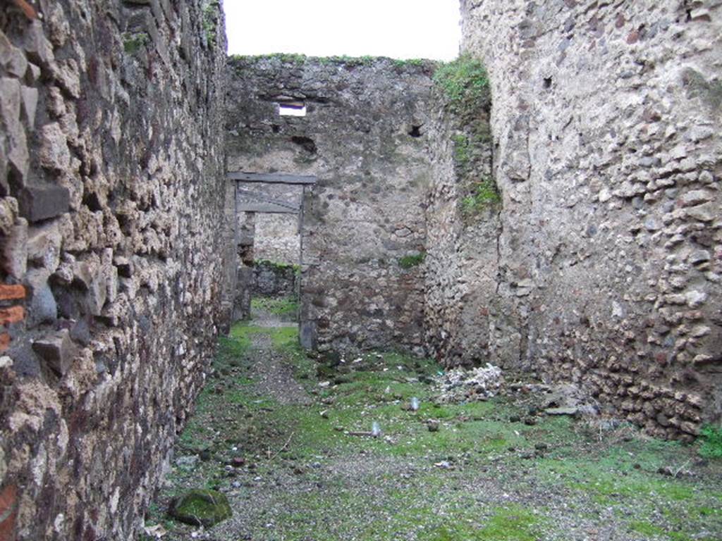 VII.9.43 Pompeii. December 2005. Looking south from entrance doorway.