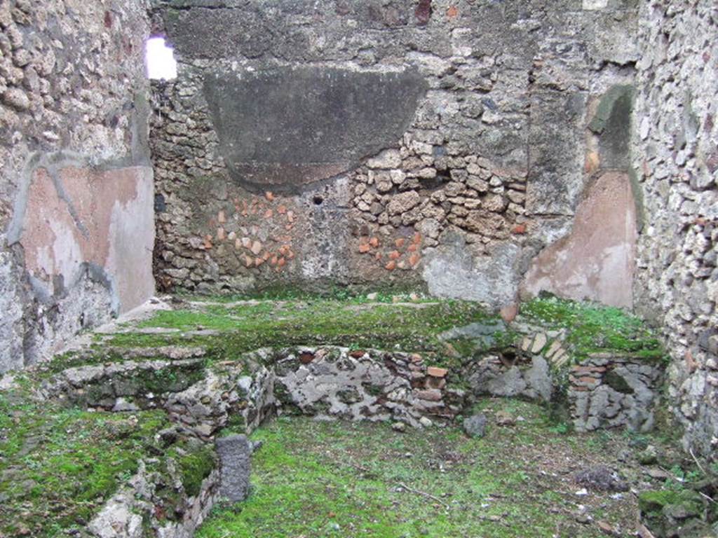 VII.9.43 Pompeii. December 2005. Looking east across room with podium with vats.