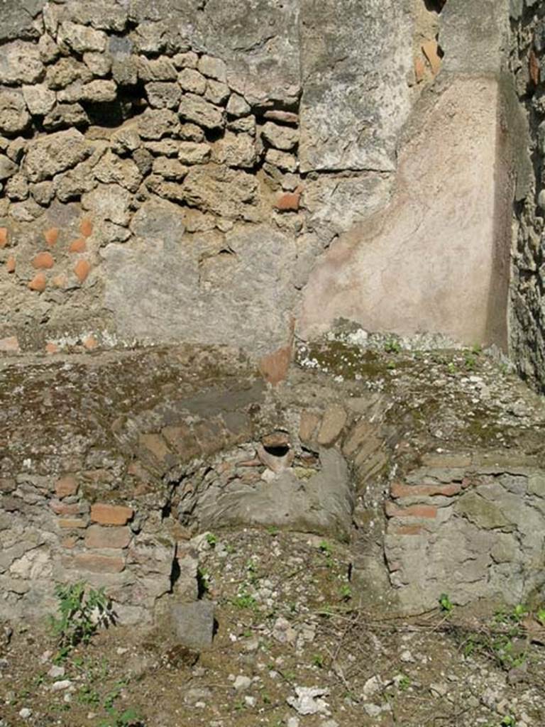 VII.9.43 Pompeii. June 2005. South-east corner of room. Photo courtesy of Nicolas Monteix.
