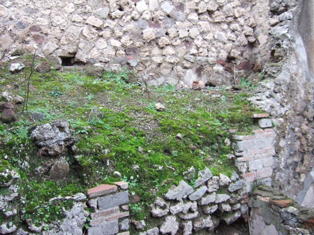 VII.9.43 Pompeii. December 2005. West end of room. At the rear is the apsed wall of VII.9.3.