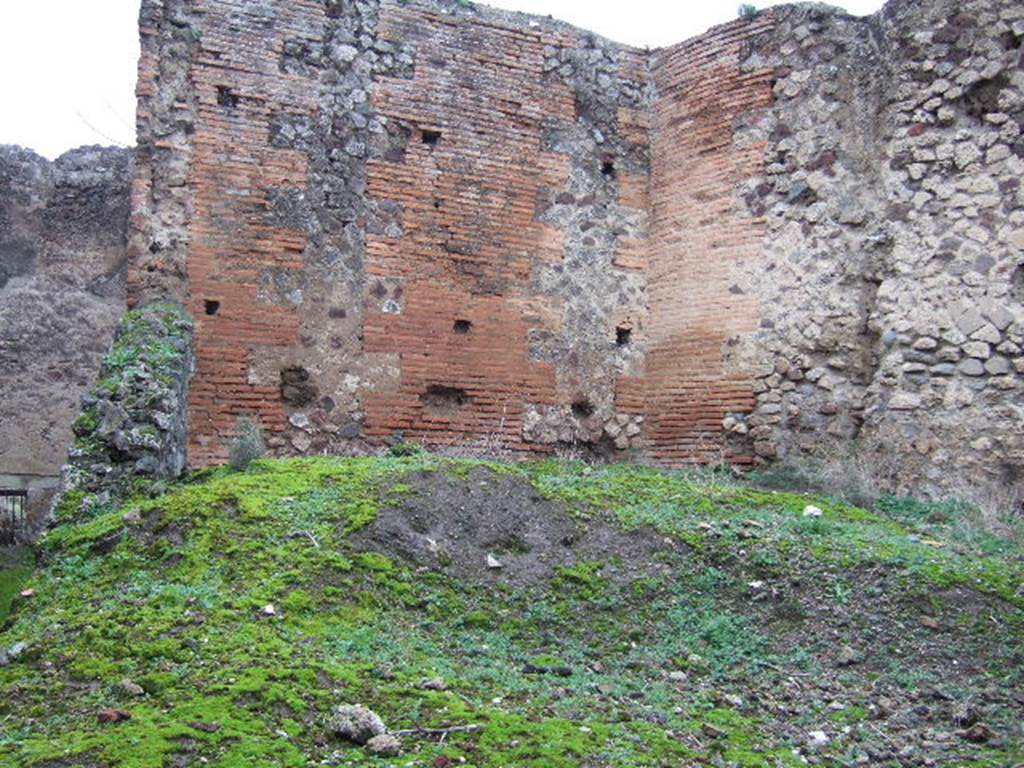 VII.9.43 Pompeii. December 2005. Looking west along rear of VII.9.3.