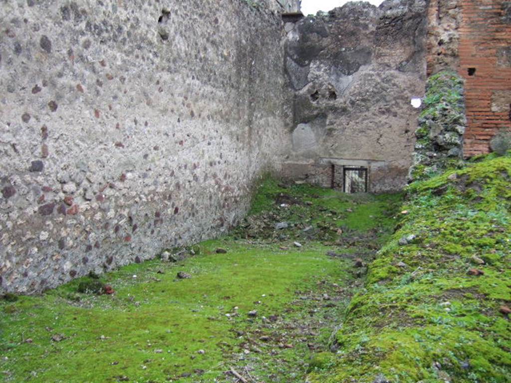 VII.9.43 Pompeii. December 2005. Looking west along south side.