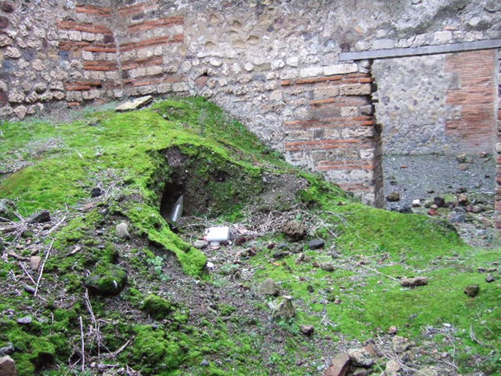 VII.9.43 Pompeii. December 2005. Looking north in room, towards north-west corner and doorway.