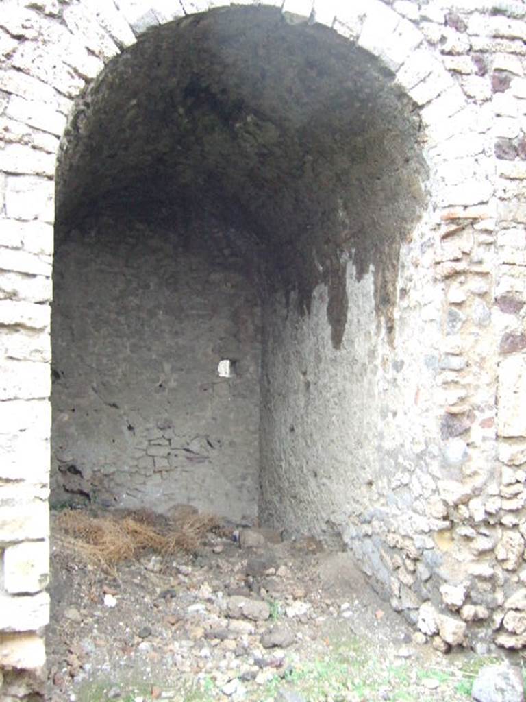 VII.9.43 Pompeii. December 2005. Looking north from corridor into vaulted room on east side.