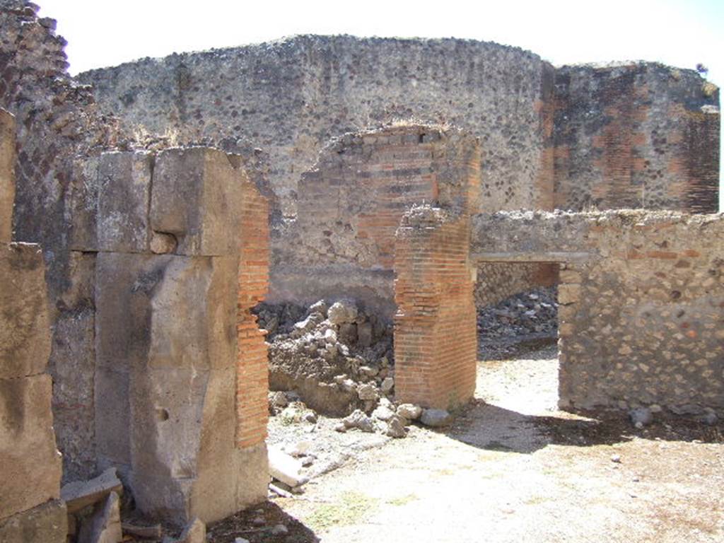 VII.9.44 Pompeii and VII.9.43. September 2005. Looking west on Vicolo del Balcone Pensile towards entrance doorways.