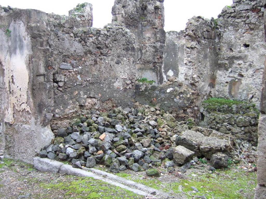 VII.9.46 Pompeii. December 2005. Looking south-east across shop entrance doorway.