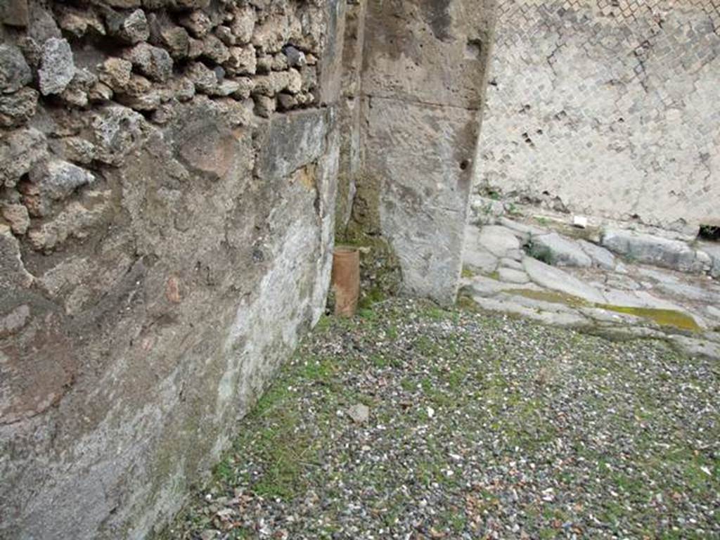 VII.9.48 Pompeii. March 2009.  Looking north to the north-west corner of the shop, from atrium of VII.9.47
