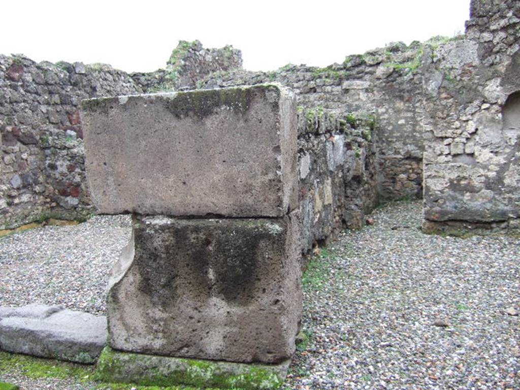 VII.9.50 Pompeii. December 2005. Large blocks between both entrances.VII.9.49 on right. 

