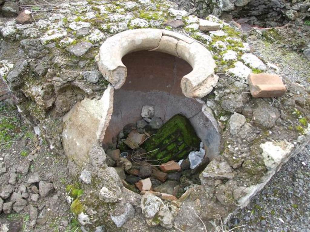 VII.9.54 Pompeii.  March 2009.  Remains of Dolium in counter.