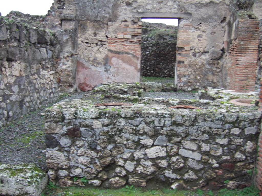 VII.9.55 Pompeii. December 2005. Looking west across counter.  