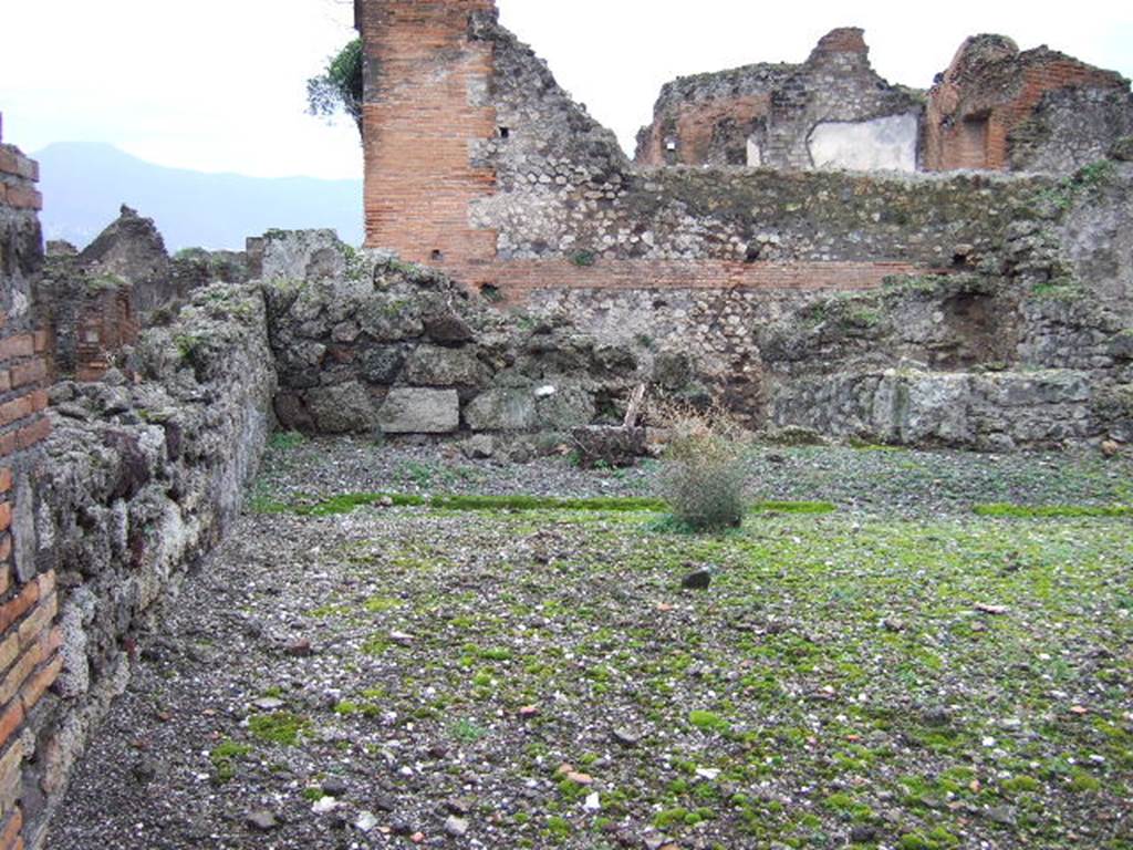 VII.9.60 Pompeii. December 2005. Looking south across peristyle.