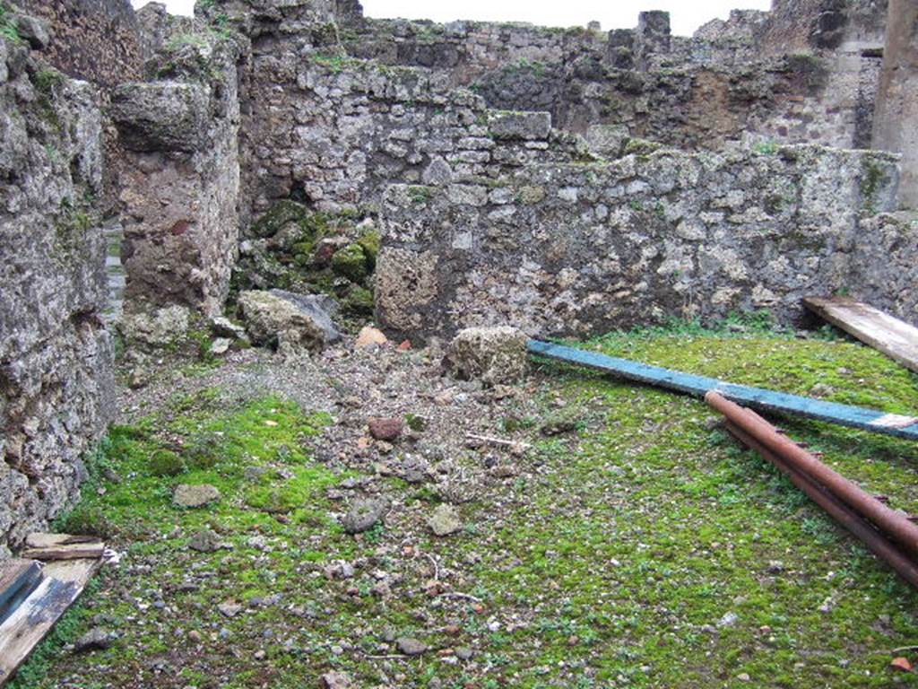 VII.9.61 Pompeii. December 2005. Looking west. Entrance doorway at VII.9.62 is on the left side of the room.
