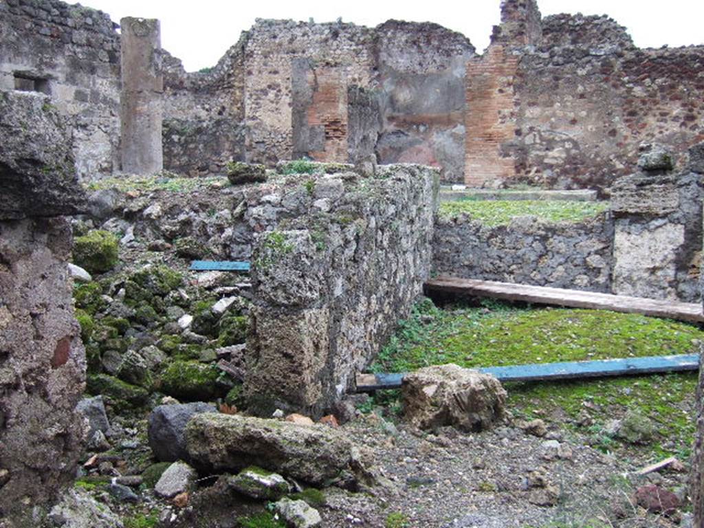 VII.9.62 Pompeii. December 2005. Looking north at doorway to small room.