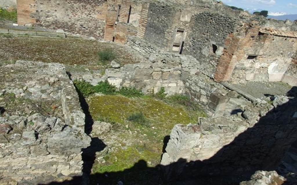 VII.9.62 Pompeii. March 2009. Looking north to entrance room and small room, from top of Eumachias Building.