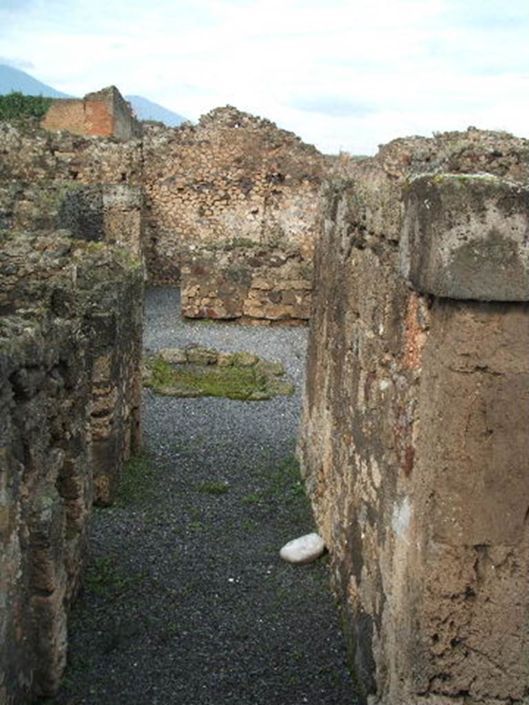 VII.9.63 Pompeii, December 2004. Looking north to atrium from entrance fauces.