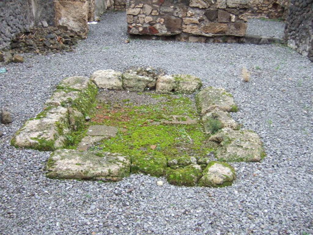 VII.9.63 Pompeii. December 2005. Looking north across Impluvium in atrium.