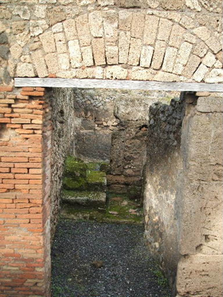 VII.9.64 Pompeii.  December 2004. Looking north from entrance.