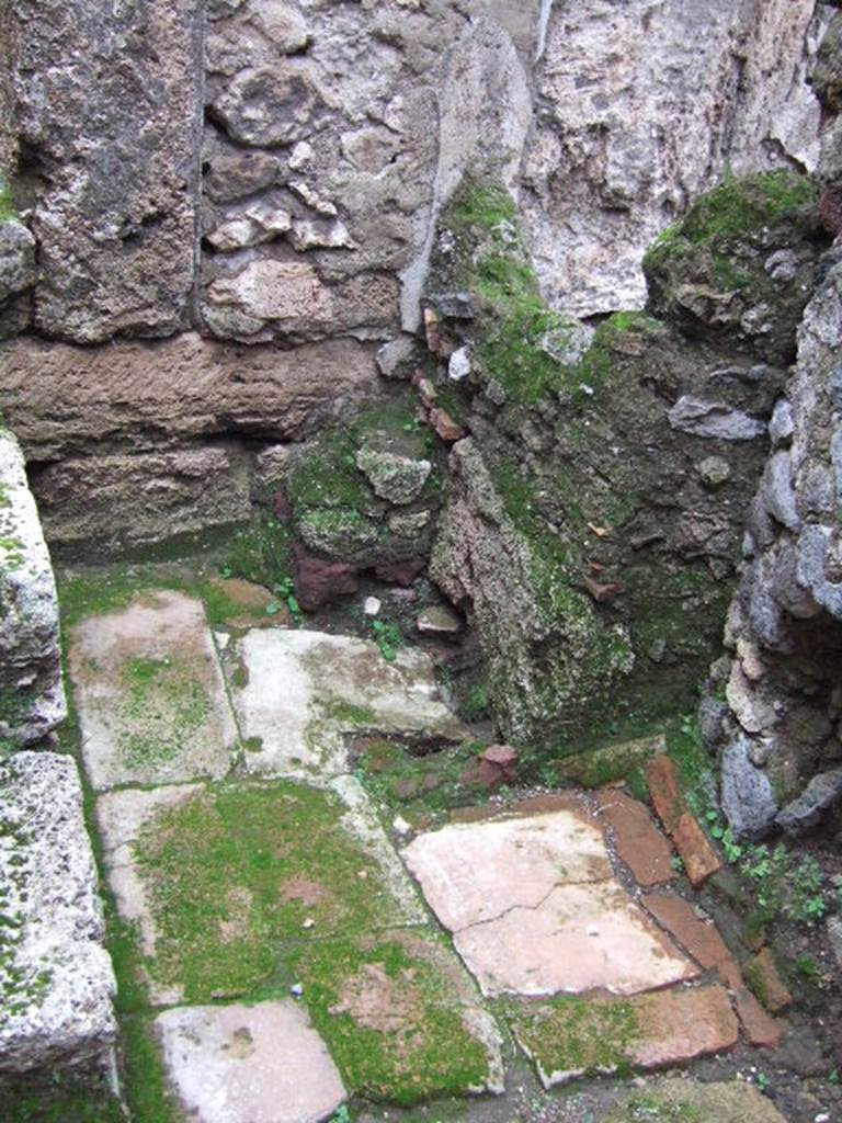 VII.9.64 Pompeii. December 2005. Latrine in north-east corner.