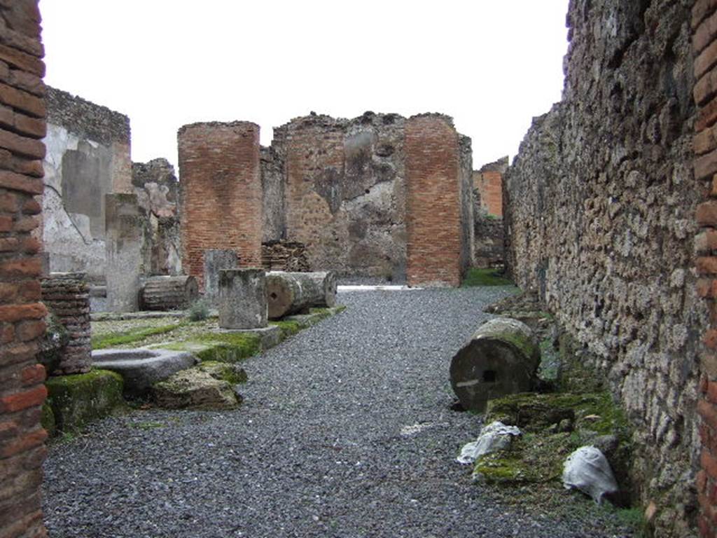 VII.9.65 Pompeii. December 2005. Looking north into peristyle area of VII.9.47. 