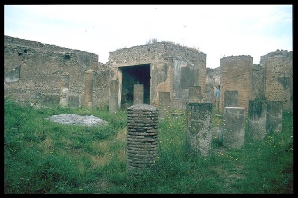 VII.9.65 Pompeii. Looking north-west across peristyle from near rear entrance. Photographed 1970-79 by Gnther Einhorn, picture courtesy of his son Ralf Einhorn.
