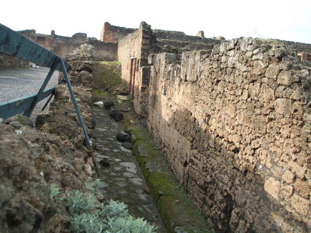 Vicolo degli Scheletri, Pompeii. Looking west towards VII.9.64 and VII.9.65. December 2004.