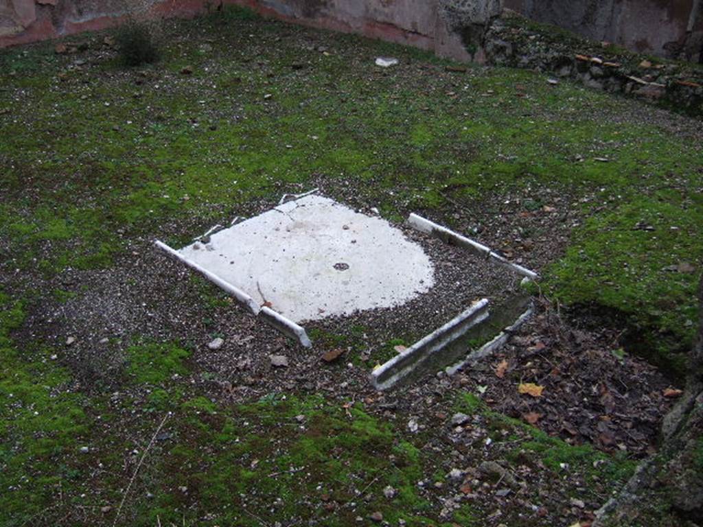 VII.10.3 Pompeii. December 2005. Garden room 13, small marble fountain pool on south side of garden.