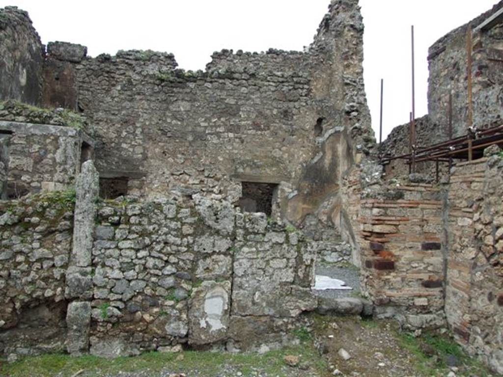 VII.10.10 Pompeii.  March 2009. 
Looking west from rear room of VII.10.10 to small atrium of VII.10.9


