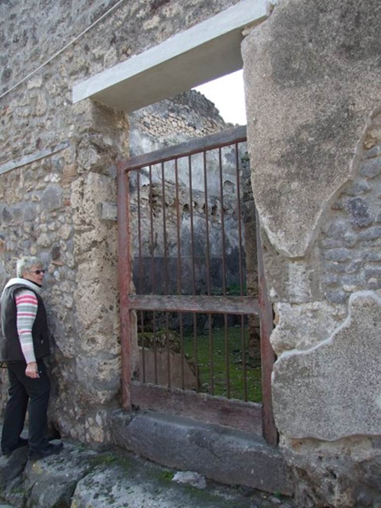 VII.10.13 Pompeii.  Officina lanifricaria.  December 2007.  Entrance.