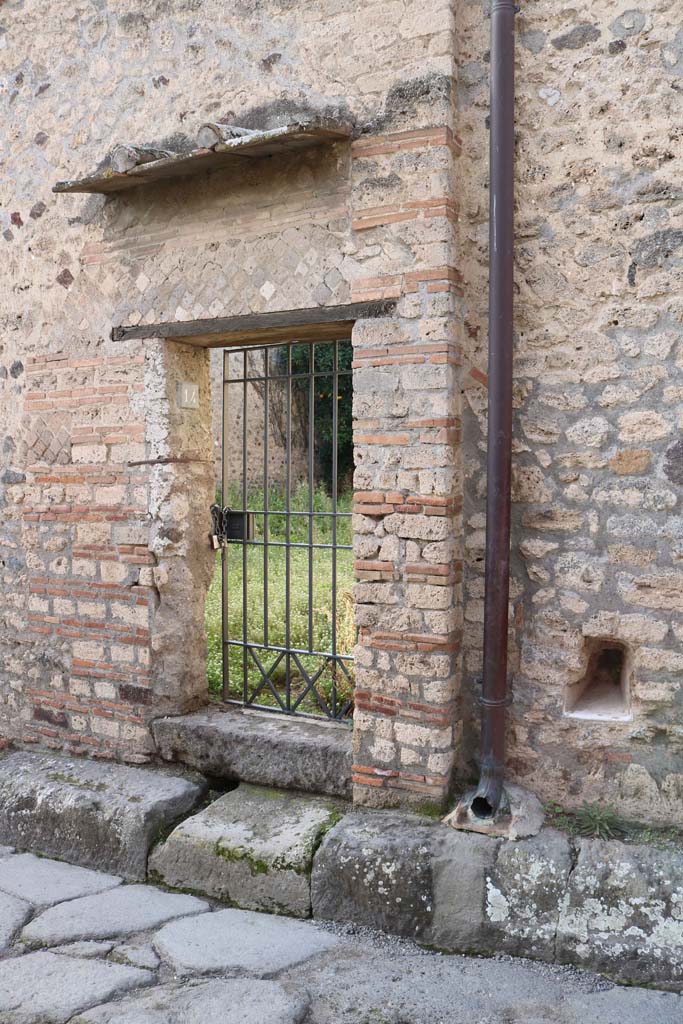 VII.10.14 Pompeii. December 2018. 
Looking towards entrance doorway on Vicolo della Maschera. Photo courtesy of Aude Durand.
