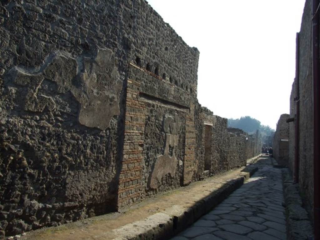 VII.11.1 Pompeii. December 2007. Vicolo della Maschera, looking south. VII.10 on right.