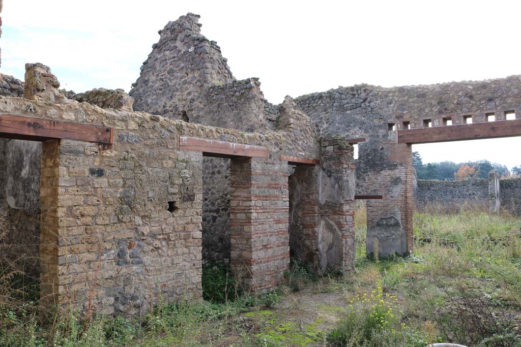 VII.11.6 Pompeii. December 2018. Looking towards east side of atrium, from entrance doorway. Photo courtesy of Aude Durand.