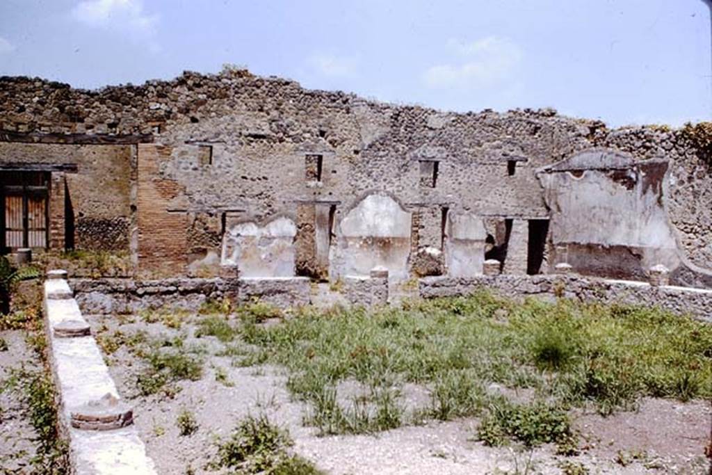 VII.11.6 Pompeii. 1966. Garden area looking north towards rear rooms of hospitium from west side. Photo by Stanley A. Jashemski.
Source: The Wilhelmina and Stanley A. Jashemski archive in the University of Maryland Library, Special Collections (See collection page) and made available under the Creative Commons Attribution-Non Commercial License v.4. See Licence and use details.
J66f0719
