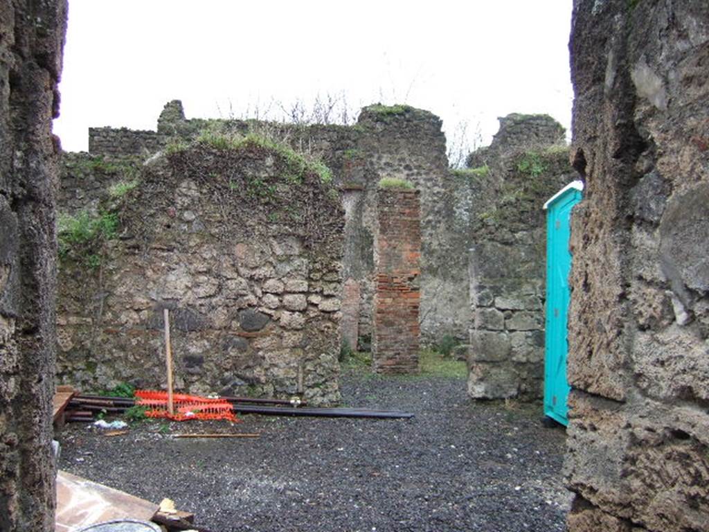 VII.11.10 Pompeii. December 2006. Looking south across atrium from entrance doorway, towards garden and portico.