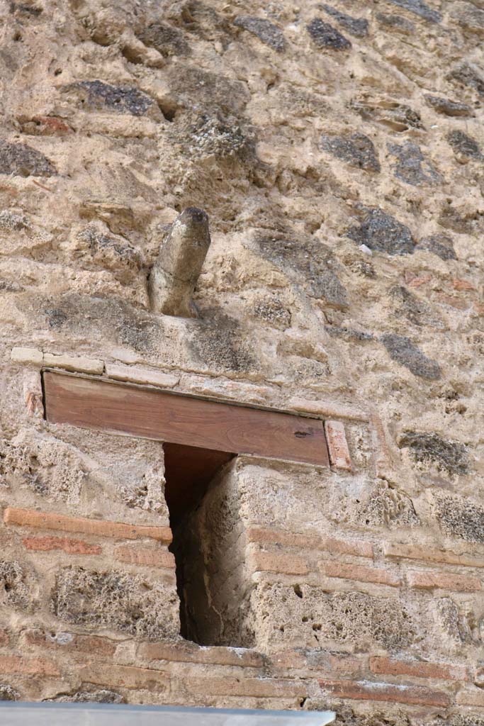 VII.11.12, Pompeii. December 2018. 
Phallus on outside wall above small window above doorway. Photo courtesy of Aude Durand.
