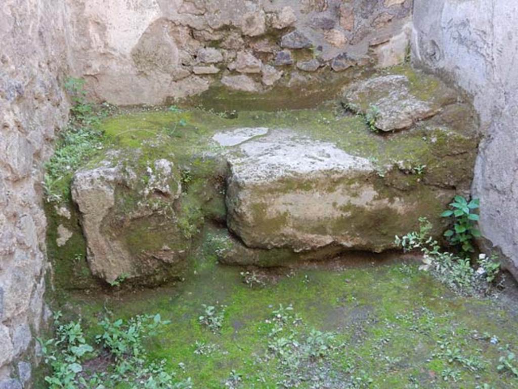 VII.11.12  Pompeii. May 2016. Detail of stone bed. Photo courtesy of Buzz Ferebee.