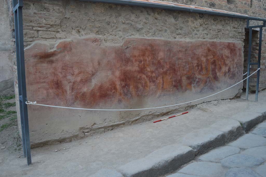 VII.11.13 Pompeii, on left. October 2017. Looking north along painted street shrine, with doorway at VII.11.12, on right.
Foto Taylor Lauritsen, ERC Grant 681269 DCOR.
