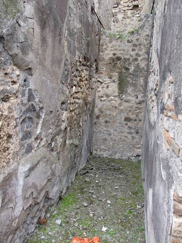 VII.11.14 Pompeii.  March 2009.  Room 4. Latrine.