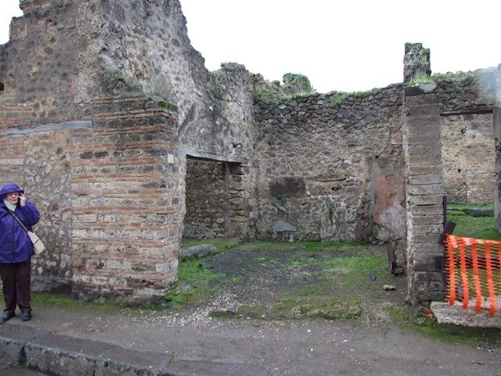 VII.11.15 Pompeii. December 2006. Looking west towards entrance doorway. According to Eschebach, on the right would have been the steps to the upper floor. On the left would have been the shop-counter or podium, with the doorway to the neighbouring room behind.
See Eschebach, L., 1993. Gebudeverzeichnis und Stadtplan der antiken Stadt Pompeji. Kln: Bhlau. (p.325)
