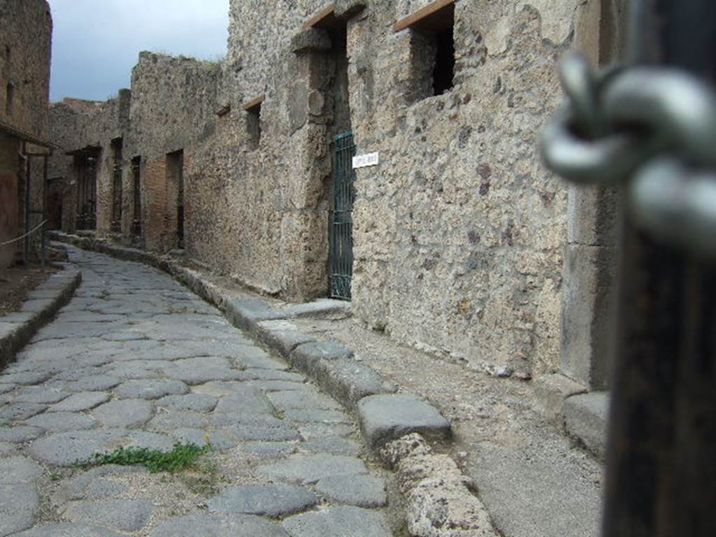 Vicolo del Lupanare looking north from VII.11.15, Pompeii. May 2006.