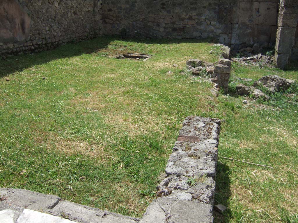 VII.12.3 Pompeii. May 2006. Looking west across peristyle garden.