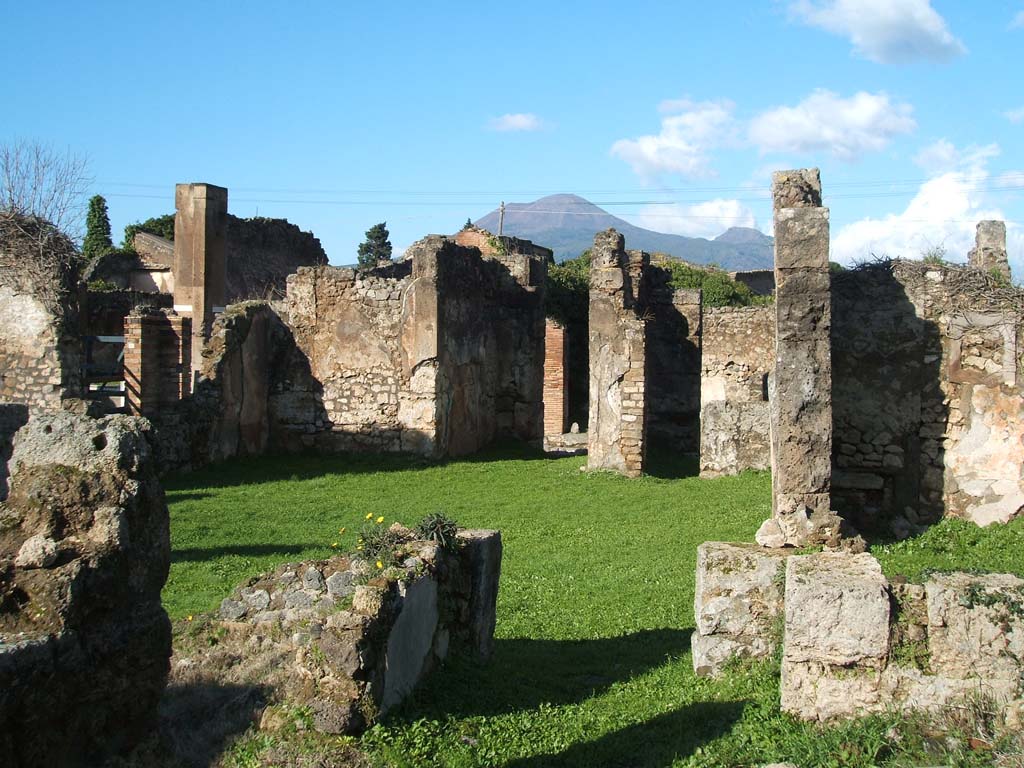 VII.12.3 Pompeii. December 2004. Looking north across atrium towards entrance corridor, from east side.